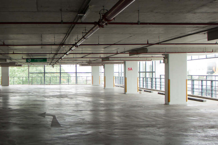 Das Mädchen fiel vom obersten Parkdeck. (Symbolbild)