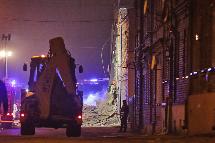 Polizei und Feuerwehr gehen von einer Gasexplosion als Unglücksursache aus.