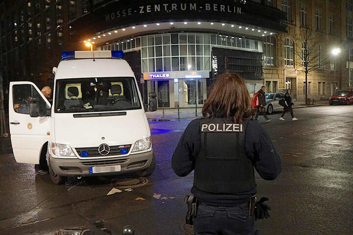 Vor diesem Gebäude wurde das verdächtige Paket platziert.