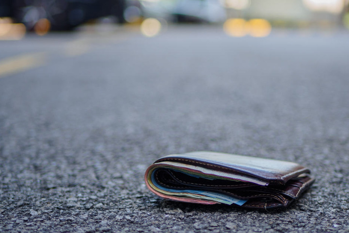 Die Frau fand das prall gefüllte Portemonnaie und verzichtete sogar auf ihren Finderlohn. (Symbolbild)