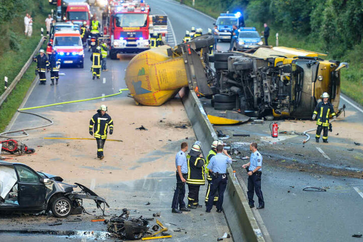 Die Bundesstraße 54 sah nach dem Unfall aus, wie ein Schlachtfeld.