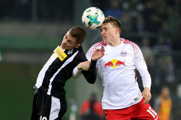 In vier Bundesliga-Duellen verloren die Leipziger (hier Lukas Klostermann, r., gegen Thorgan Hazard) noch nie gegen Gladbach. Allerdings konnten sie gegen die Fohlen auch noch keinen Heimsieg feiern (2:2 und 1:1).