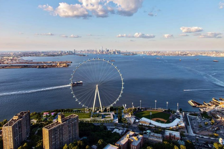 Die Visualisierung zeigt das geplante Riesenrad in New York.