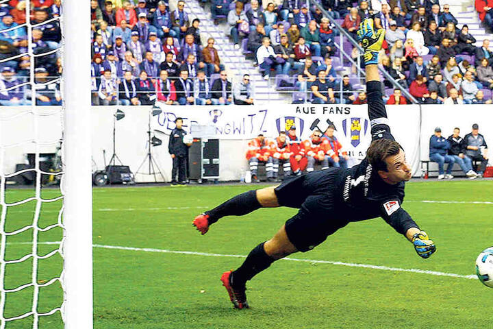 Beim 1:0-Sieg des FCE Aue gegen Jahn Regensburg bot Martin Männel seine bislang beste Leistung nach seiner schweren Verletzung. Auch diesen Ball lenkte er um den Pfosten.
