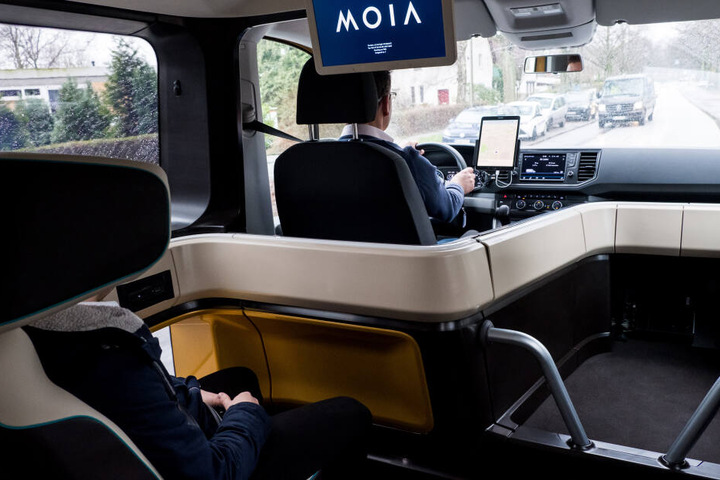 Ein Fahrzeug des VW-Fahrdienstes Moia fährt durch eine Straße.
