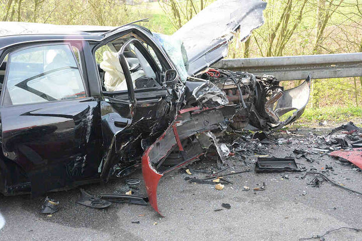 Von dem schwarzen Audi A4 blieb nicht mehr viel übrig.