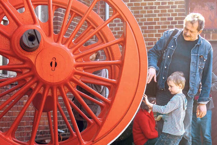 Ganz schön riesig: Jascha (5) und sein Großonkel wundern sich über ein typisches Lok-Rad.