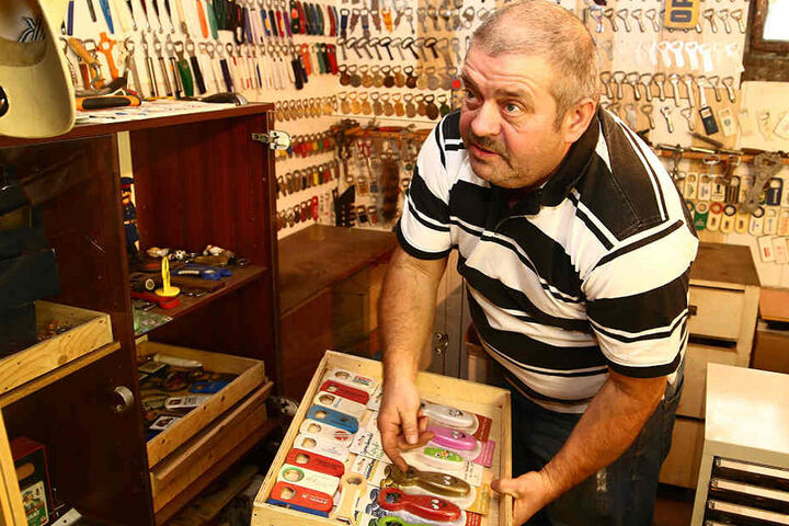 Ernst Hornauer hält Ordnung in seiner Sammlung. Der Keller ist sein Reich.