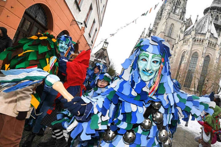Ein "Gauga Ma" (vorne) der Narrenzunft Ulm beim traditionellen Narrensprung am Sonntag.