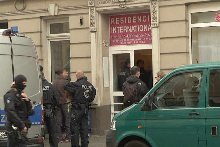 In dem Hostel auf der Hermann-Liebmann-Straße werden eingeschleuste Personen vermutet.