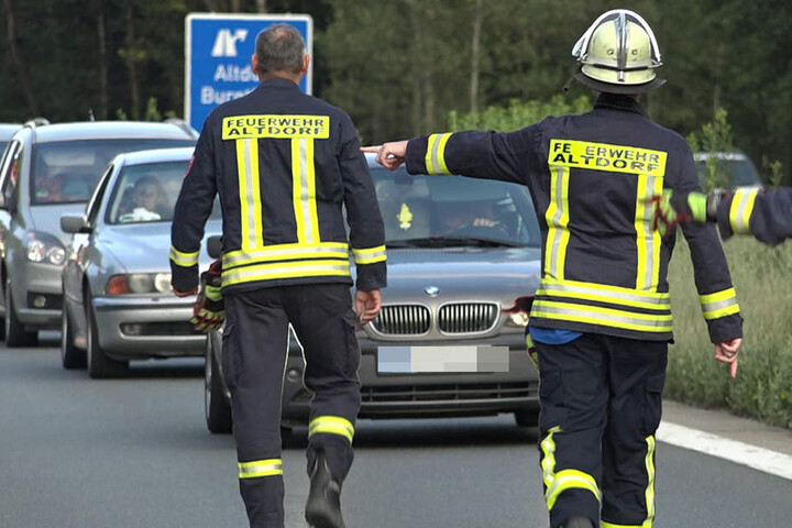 Polizei und Feuerwehr holten bei Altdorf die Verkehrssünder raus.