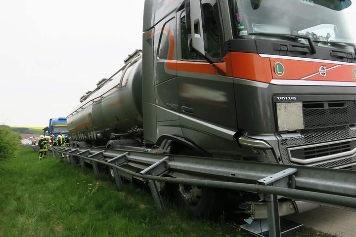 Ein Laster ist auf der A72 in die Leitplanke gefahren.