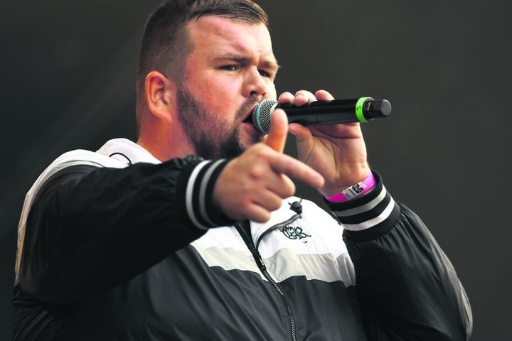 Jan "Monchi" Gorkow von "Feine Sahne Fischfilet" bei seinem Auftritt in Chemnitz.