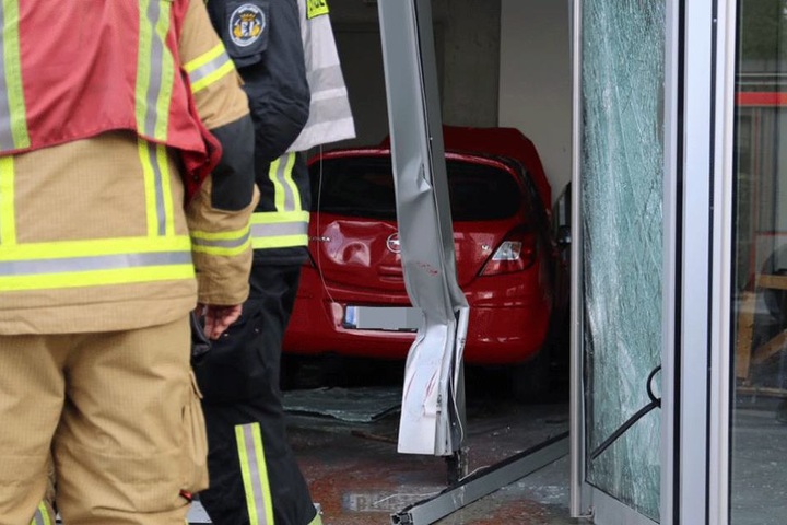 Der Opel rammte durch das Schaufenster in das Ladenlokal.