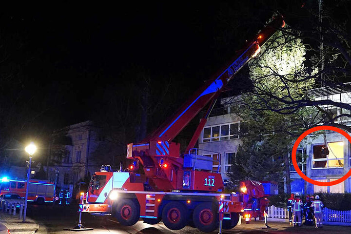 Per Kranwagen der Feuerwehr musste die Leiche auf die Straße gehievt werden.
