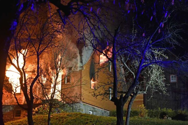 Mehrere Stunden brauchten die Kameraden, um die Flammen unter Kontrolle zu bringen.