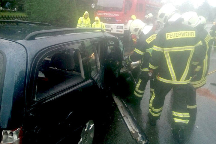 Eines der beiden Autos fing Feuer, weshalb auch die Feuerwehr anrücken musste.