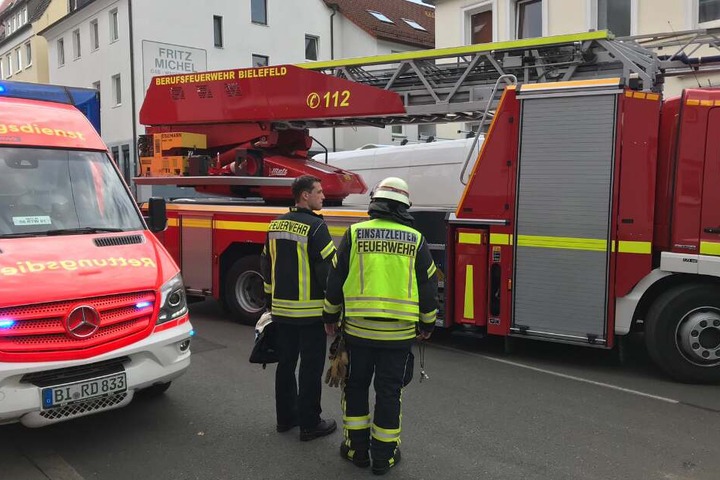 Unter Atemschutz betraten die Einsatzkräfte das Haus.