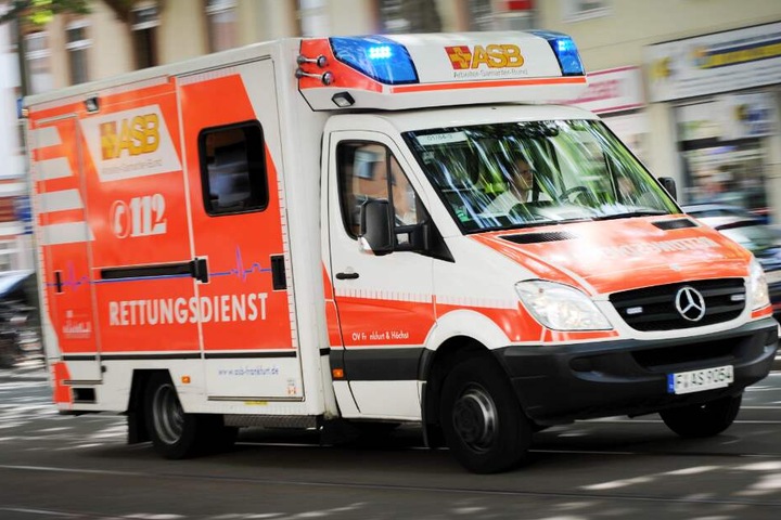 Auf dem Weg zum Krankenhaus verstarb der 56-Jährige. (Symbolbild)