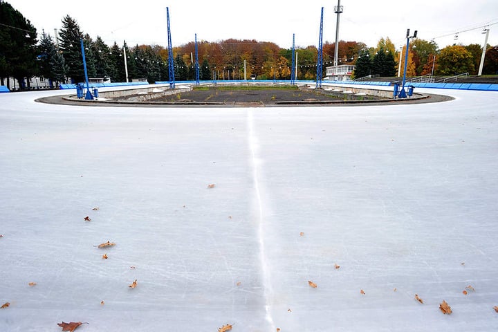 Altgedient und bald ausgedient: Das Eislauf-Oval im Küchwald muss saniert werden.