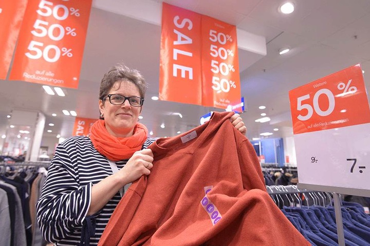 In der Passage Roter Turm lockt C&A-Verkäuferin Anja Günther (47) mit Pullis für sieben statt neun Euro.