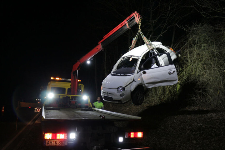 Der Fiat wurde mit einem Kran aus den Bäumen gehoben.