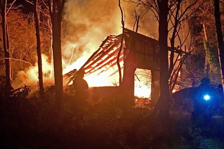 Beim Eintreffen der Feuerwehr stand die Scheune bereits in Vollbrand.