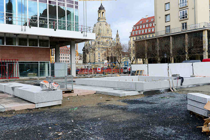 Die Brunnenbecken vor dem Dresdner Kulturpalast nehmen Gestalt an.