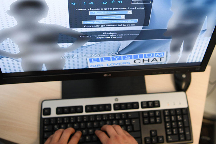 Ein Screenshot einer Login-Seite der Kinderpornografie-Plattform "Elysium" ist am 2017 am Rande einer Pressekonferenz von Bundeskriminalamt (BKA) und Generalstaatsanwaltschaft Frankfurt in Wiesbaden auf dem Monitor eines Computers zu sehen.