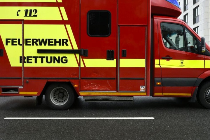 Der Rettungswagen der Feuerwehr kämm mit einer Beule davon.