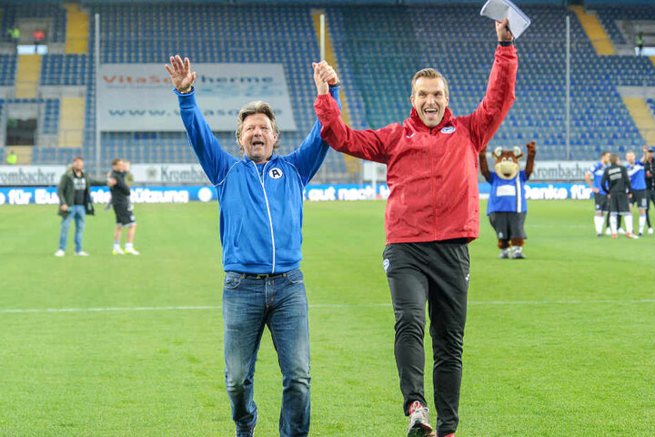 Die Fans wollten den Trainer sehen, woraufhin Saibene seinen Co mit vor die Kurve nahm und sich feiern ließ.