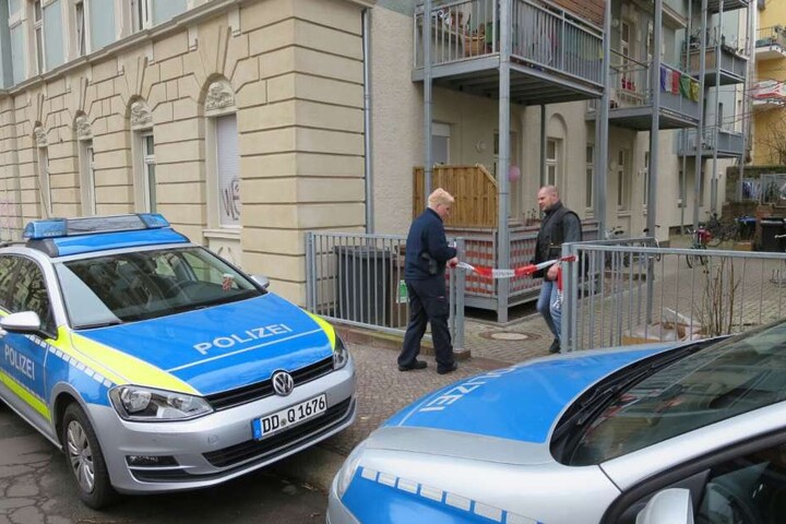 Die kriminaltechnischen Arbeiten in einem Wohnhaus an der William-Zipperer-Straße gehen am Dienstag weiter.