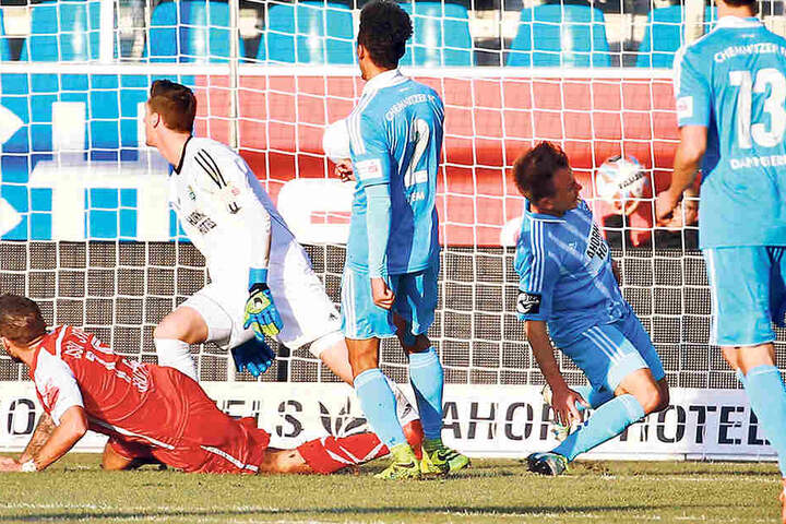 Bei dieser missglückten Rettungsaktion verletzte sich Fabian Stenzel (r.) am 10. Dezember im Heimspiel gegen Regensburg.Das Tor von Marco Grüttner (l.) konnte er nicht verhindern.