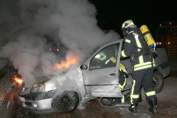 Der Feuerwehr gelang es, den Brand zu löschen, bevor er auf andere Fahrzeuge übergreifen konnte.