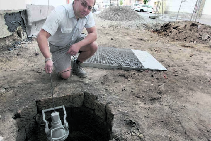 Straßenbaumeister Rico Kaßmann (35) fand den historischen Brunnen in Pirna bei Bauarbeiten.