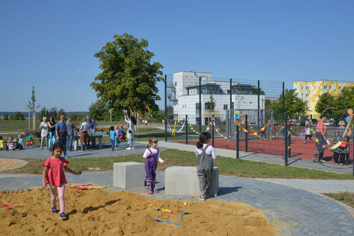 Auch ein Sandkasten und ein Bolzplatz gehören zum neuen Spiel- und Erholungsareal in Eckersbach.