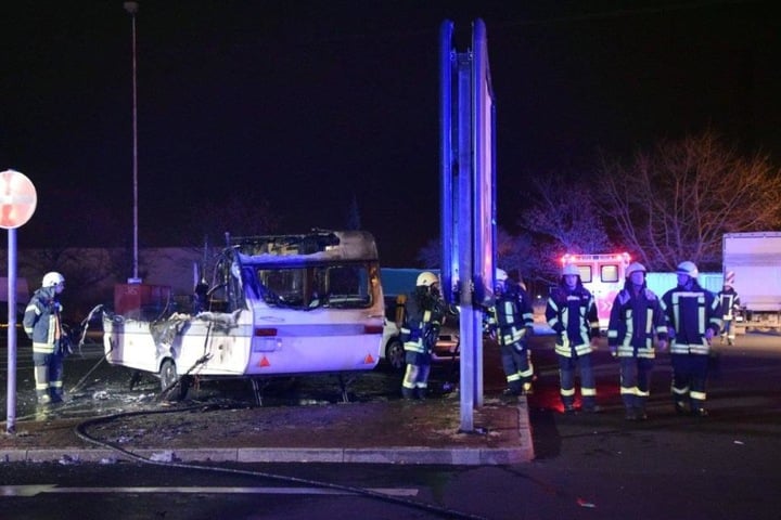 Ein Feuer-Inferno hat von einem Wohnwagen außer verkohlten Resten wenig übrig gelassen.