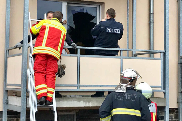 Über die Balkontür verschaffte sich die Feuerwehr Zugang zur Wohnung.