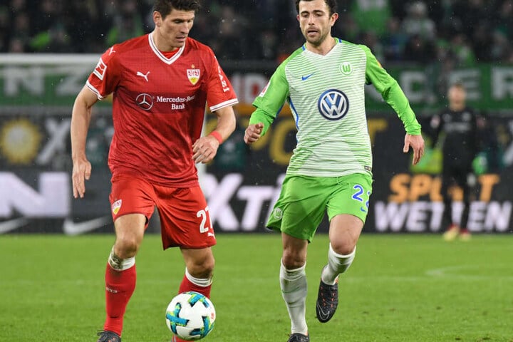 Wolfsburgs Admir Mehmedi (r.) und Stuttgarts Mario Gomez kämpfen um den Ball. Das erste Spiel mit Trainer Tayfun Korkut gegen den VfL Wolfsburg ging 1:1 aus. (Archivbild)