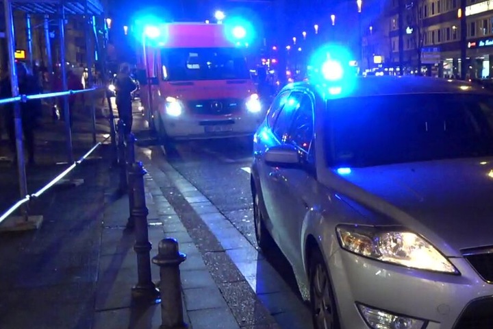 An einer Kreuzung krachte die 42-jährige Fahrerin in dem Krankenwagen. (Symbolbild)