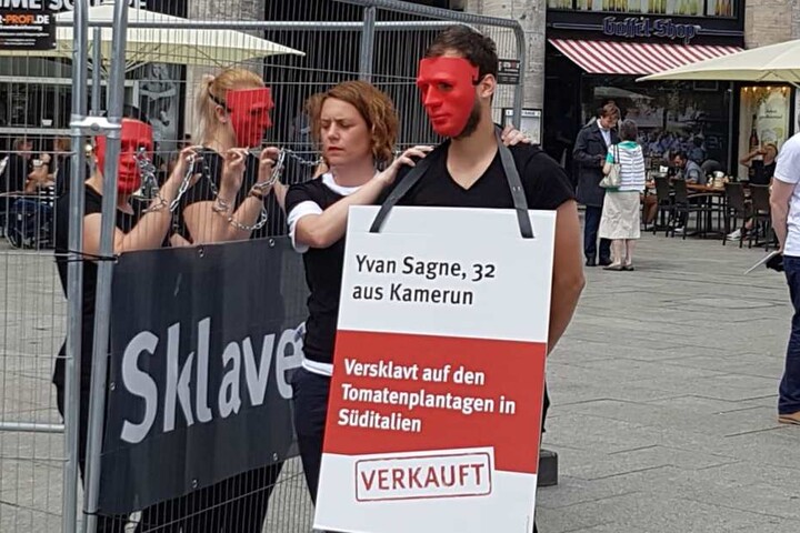 Ein "verkaufter Sklave" wird abgeführt.