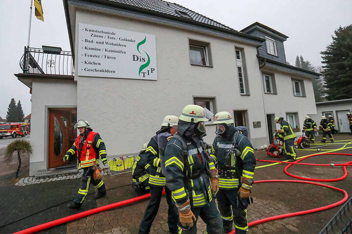 Das Haus war nach den Löscharbeiten im Keller unbewohnbar. Strom- und Gasversorgung funktionieren nicht mehr.