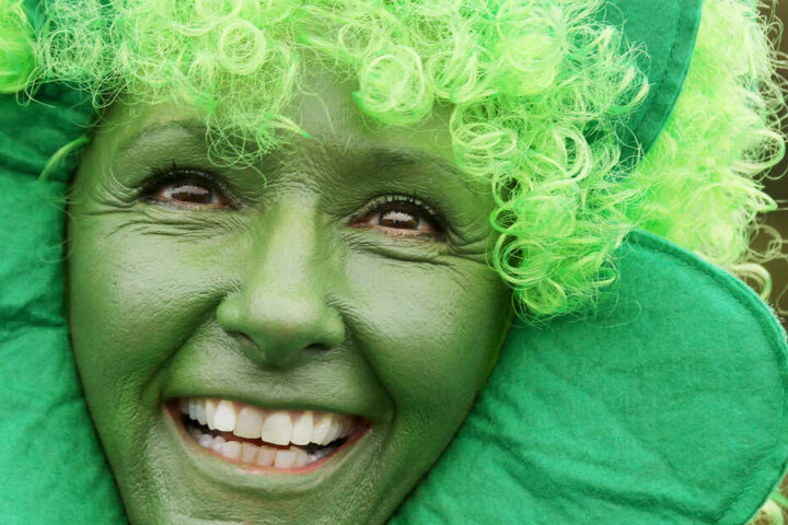 Am St. Patricks Day kleiden sich die Feiernden meist in grüne Kleidung. Einige Leute gehen sogar einen Schritt weiter und schminken sich.