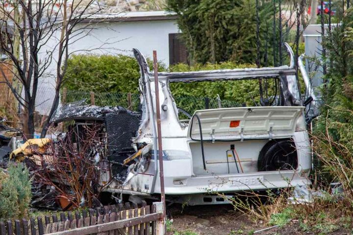 Der Anhänger brannte komplett aus.