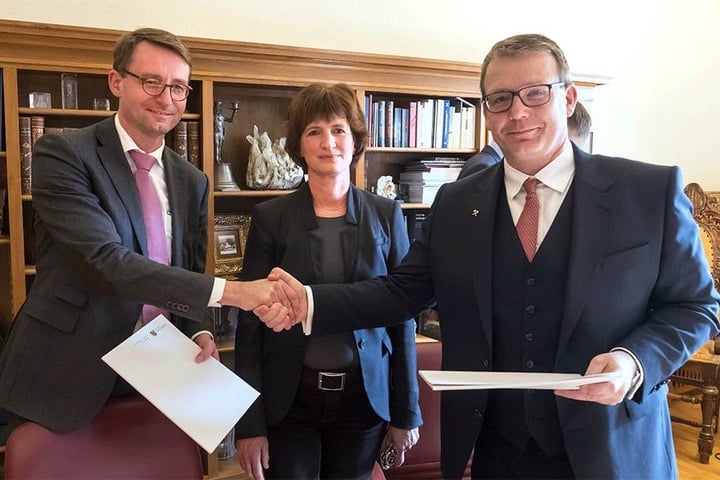 Sachsens Innenminister Roland Wöller (47, l.) und Freibergs OB Sven Krüger (44, r.) besiegelten die Bau-Förderung von 12 Millionen Euro fürs Stadtarchiv. Mit dabei: Archiv-Leiterin Ines Lorenz (m.).
