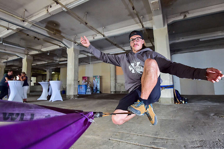 Slackliner Benjamin Jahn (31) zeigt sein Können.