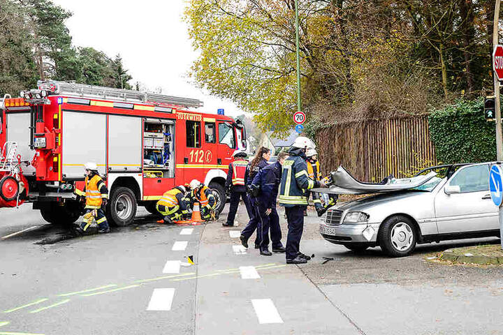 Bei dem Mercedes-Benz wurde das Dach zur Rettung des 85-Jährigen abgetrennt.