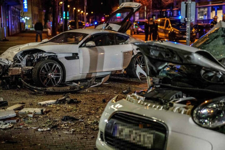 In dem Kleinwagen (r.) saß das junge Pärchen, das sofort tot war. Links ist der Jaguar des inzwischen 21-Jährigen zu sehen.
