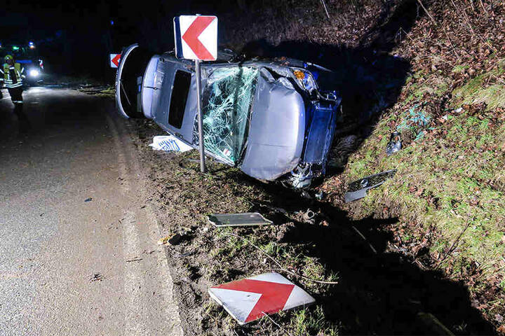 Das Auto blieb nach der Kollision mit einem Schild auf der Seite in einem Graben liegen.