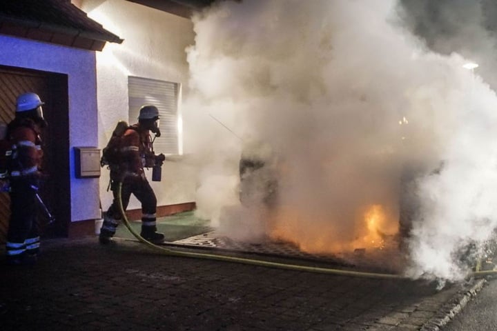 Bis jetzt ermittelt die Polizei, wer und wie viele Hinter den Bränden stecken.